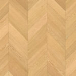 Близкий ракурс паркета французской елочкой Tarkett Privilege Galoni Oak демонстрирует безупречную геометрию и натуральный золотистый узор дуба.