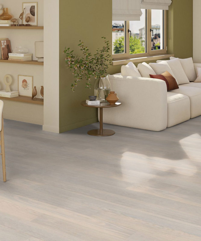 Паркетная доска Tarkett Shade Oak Cotton White в интерьере уютной гостиной со светлым модульным диваном и оливковой акцентной стеной.