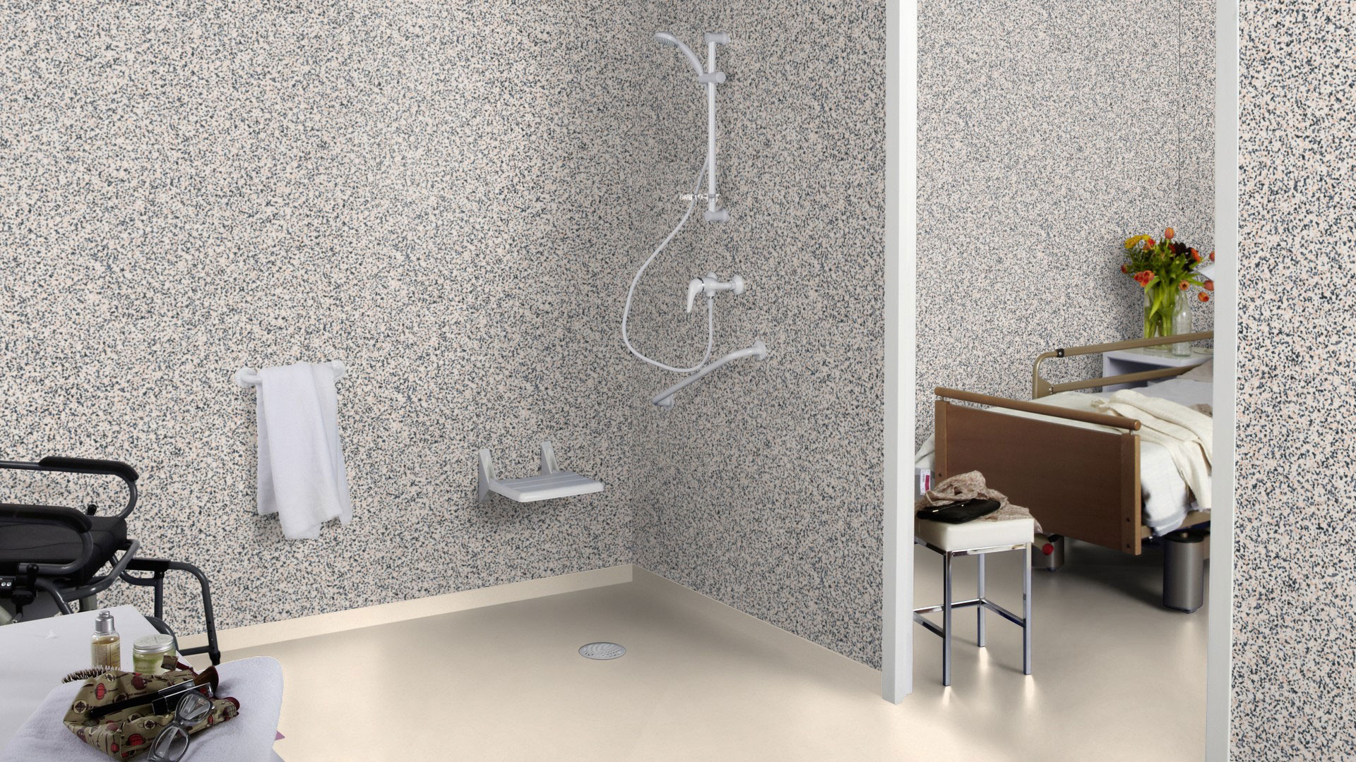 Линолеум Tarkett Granit Multisafe в бежевом оттенке и настенное покрытие Aquarelle Wall HFS в интерьере специализированного санузла больницы.