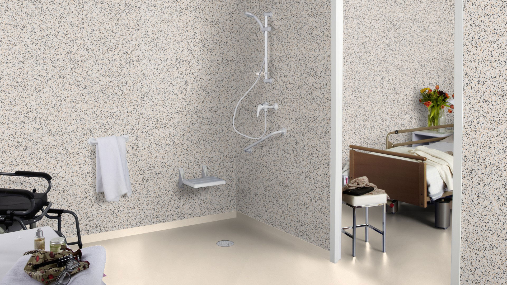 Настенное виниловое покрытие Tarkett Aquarelle Wall HFS 387 Rouge Upper. Водонепроницаемая отделка стен Tarkett в интерьере душевой комнаты.