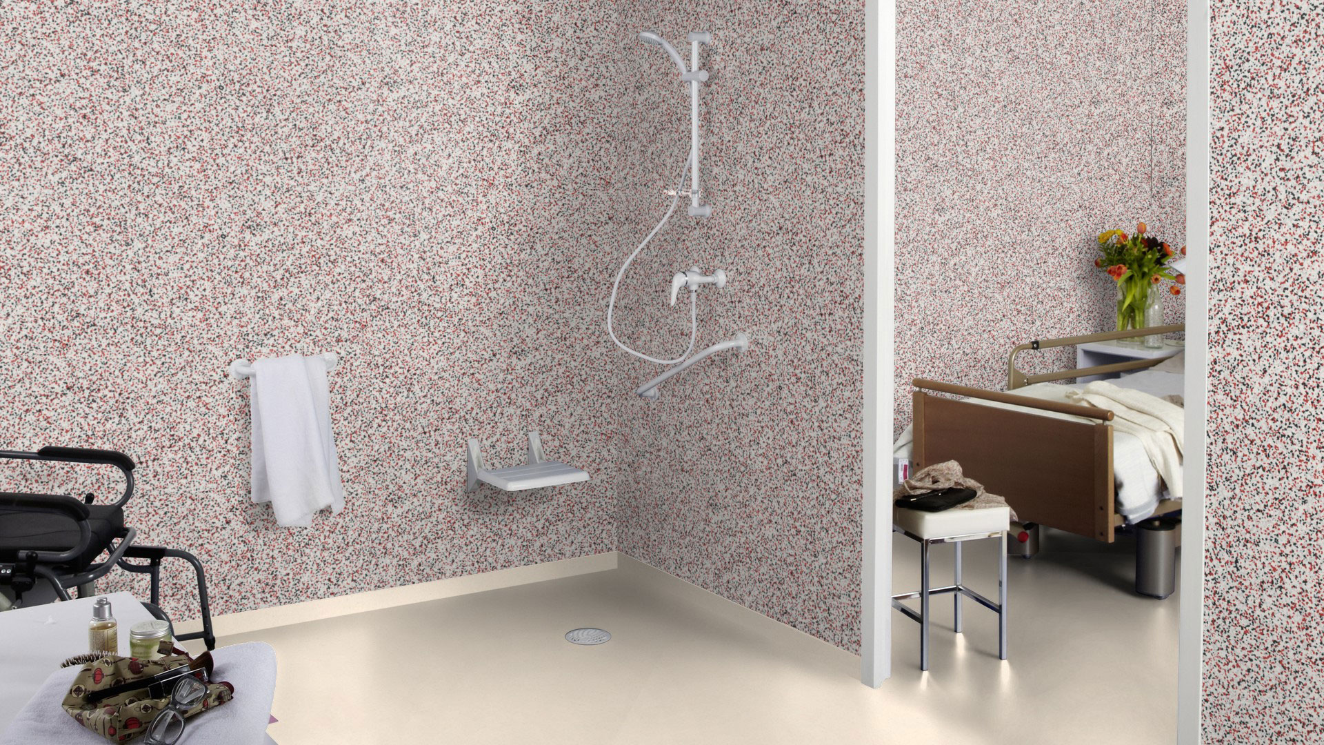 Настенное виниловое покрытие Tarkett Aquarelle Wall HFS 389 Vivid Upper. Контрастная отделка стен Tarkett в интерьере медицинской душевой.