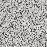 Линолеум Tarkett iQ Surface 815 Contrast Upper с контрастной мелкозернистой текстурой тераццо в серых, белых и черных тонах. Крупный план покрытия.