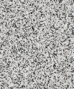 Линолеум Tarkett iQ Surface 815 Contrast Upper с контрастной мелкозернистой текстурой тераццо в серых, белых и черных тонах. Крупный план покрытия.