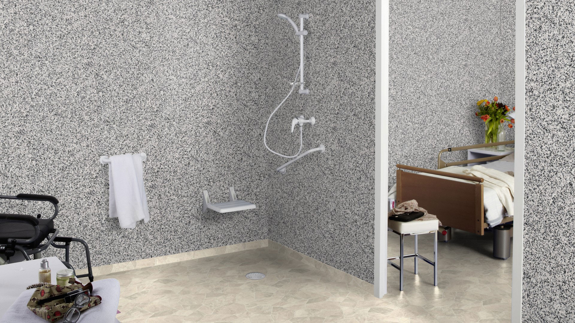 Настенное виниловое покрытие Tarkett Aquarelle Wall HFS 815 Contrast Upper. Черно-белая отделка стен Tarkett в интерьере душевой палаты.