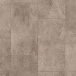 Кварц-винил Tarkett Bass House Brandon теплого серо-бежевого оттенка. Текстура модульного напольного покрытия с реалистичной имитацией шлифованного бетона или камня крупным планом.