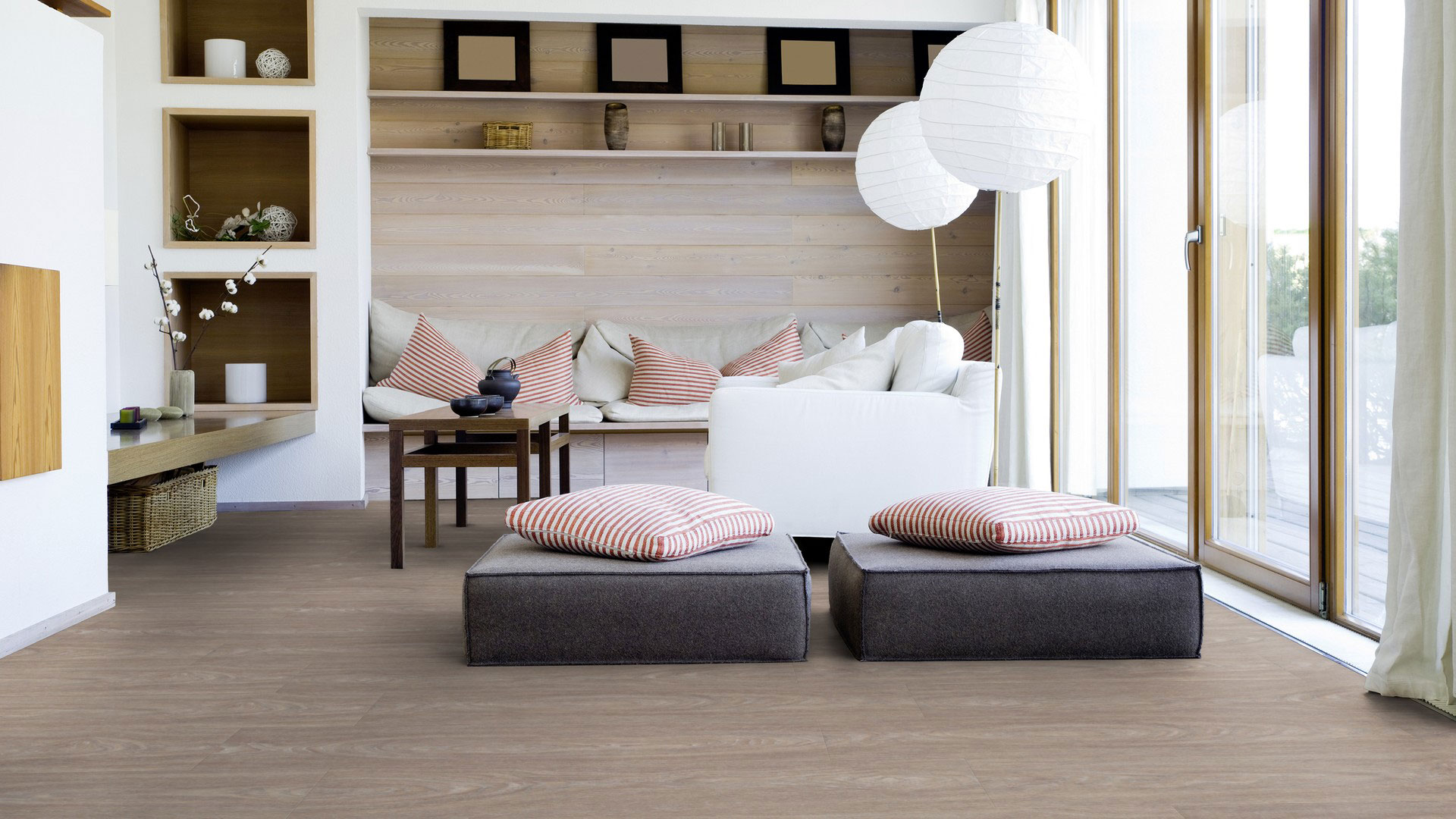 Виниловая плитка LVT Tarkett Starfloor Click Ultimate 55 — Bleached Oak Brown в интерьере гостиной со светлым диваном, полками и панорамными окнами.