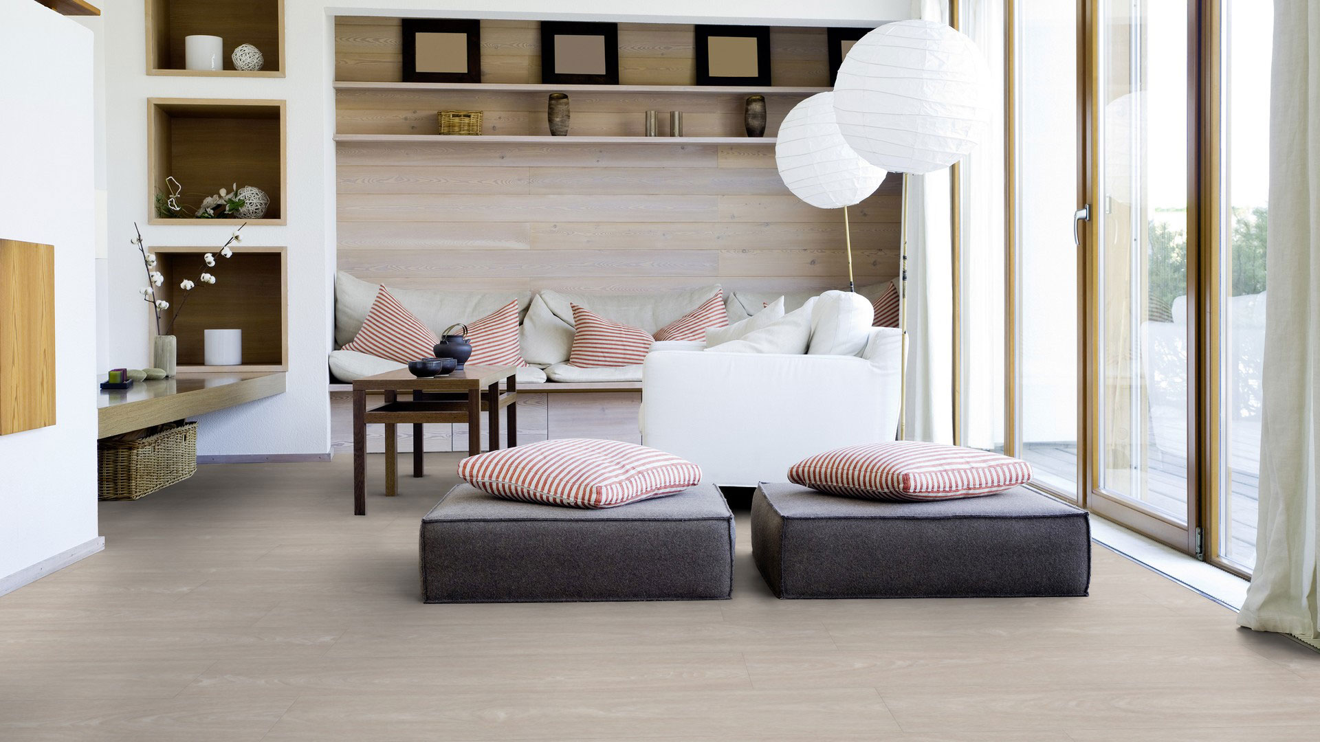 Виниловая плитка LVT Tarkett Starfloor Click Ultimate 55 — Bleached Oak Grege в интерьере гостиной со светлым диваном, полками и панорамными окнами.