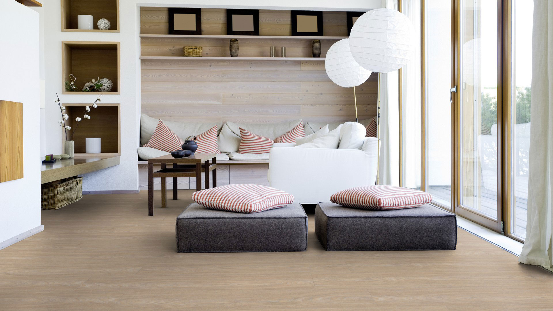 Виниловая плитка LVT Tarkett Starfloor Click Ultimate 55 — Bleached Oak Natural в интерьере гостиной со светлым диваном, полками и панорамными окнами.