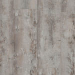 Виниловая плитка LVT Tarkett Starfloor Click Ultimate 55 — Bohemian Pine Grege серого цвета с реалистичной состаренной текстурой сосны крупным планом.