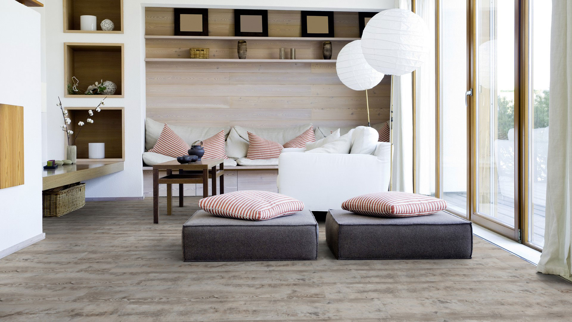 Виниловая плитка LVT Tarkett Starfloor Click Ultimate 55 — Bohemian Pine Grege в интерьере гостиной со светлым диваном, полками и панорамными окнами.