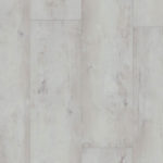 Виниловая плитка LVT Tarkett Starfloor Click Ultimate 55 — Bohemian Pine White белого цвета с реалистичной текстурой состаренной сосны крупным планом.