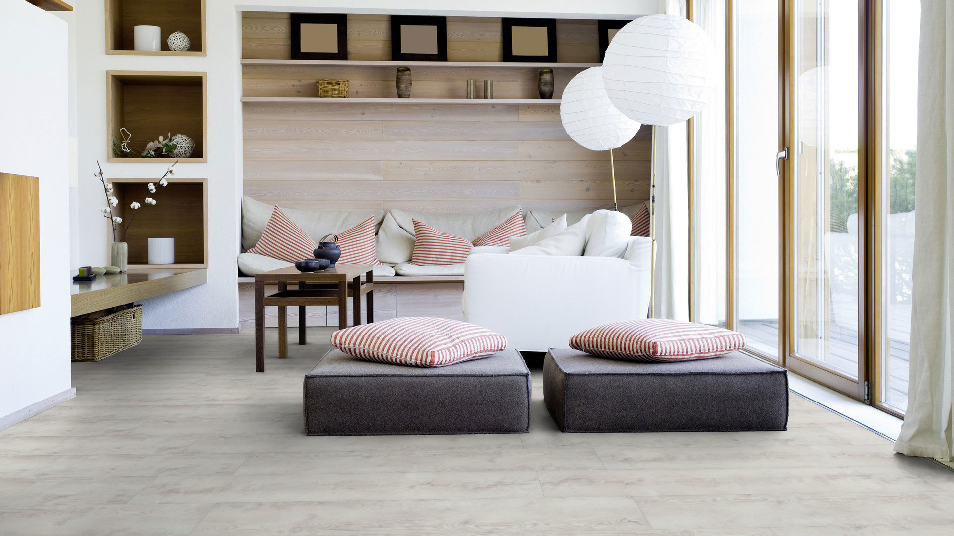 Виниловая плитка LVT Tarkett Starfloor Click Ultimate 55 — Bohemian Pine White в интерьере гостиной со светлым диваном, полками и панорамными окнами.
