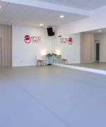 Сценический линолеум Harlequin в интерьере студии Emotion Dance Academy. Профессиональное серое танцевальное напольное покрытие Harlequin.