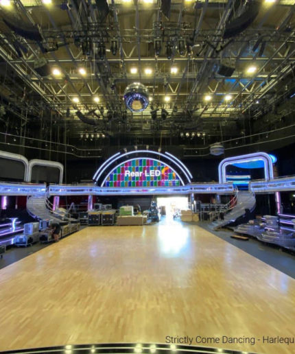 Пол Harlequin Liberty Ballroom на съемочной площадке телешоу Strictly Come Dancing с масштабными декорациями и софитами.