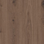 Виниловая плитка LVT Tarkett Starfloor Click Ultimate 55 — Delicate Oak Brown темно-коричневого оттенка с реалистичной текстурой дуба с сучками крупным планом.