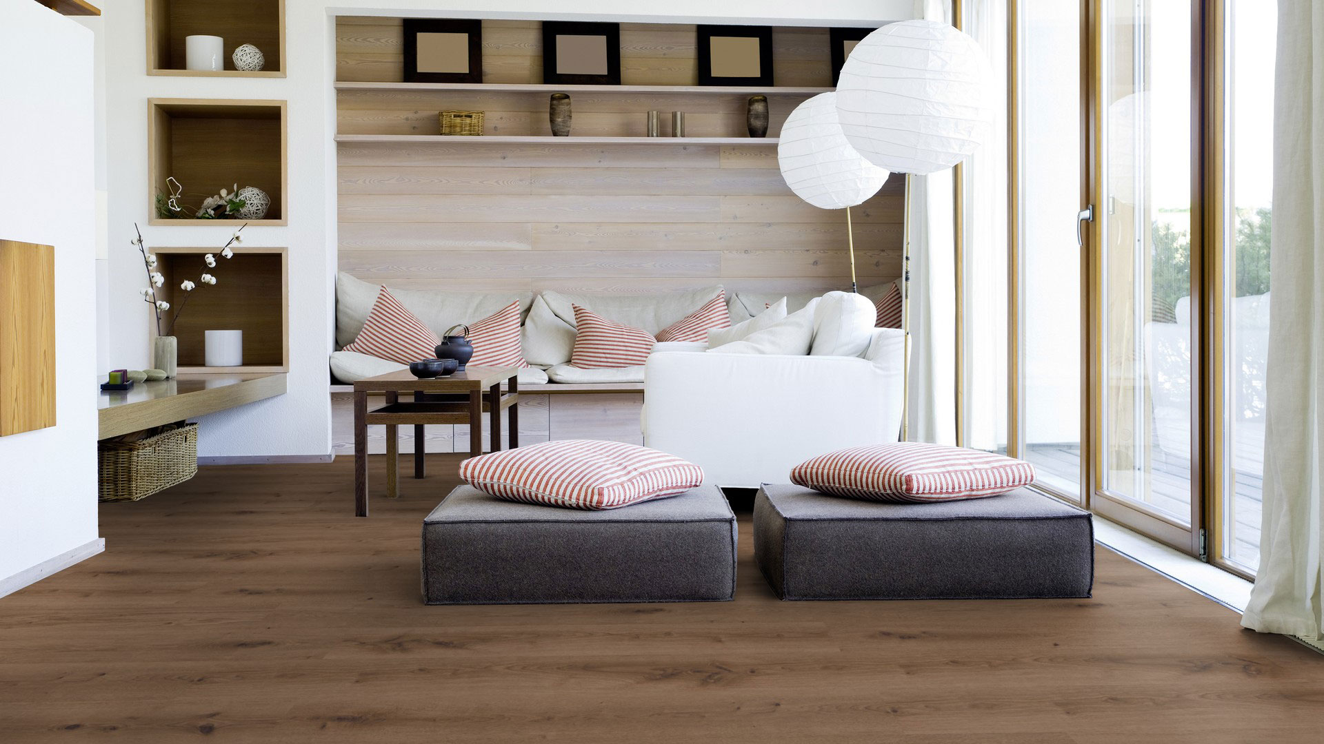 Виниловая плитка LVT Tarkett Starfloor Click Ultimate 55 — Delicate Oak Brown в интерьере гостиной со светлым диваном, полками и панорамными окнами.
