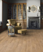 SPC-плитка Tarkett Element Click Biscuit Oak в классическом интерьере домашней библиотеки с камином. Каменно-полимерный пол теплого оттенка под дуб.