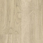 Кварцвинил Tarkett English Oak Light Brown в светло-коричневом оттенке с естественным древесным узором, мягкими волокнами и глубокой текстурой дуба.