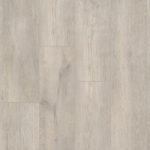 Кварц-винил Tarkett Future House Jacob светло-серого оттенка. Текстура модульного напольного покрытия с реалистичным рисунком дуба крупным планом.