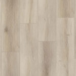 Кварц-винил Tarkett Future House Tyler светло-бежевого оттенка. Текстура модульного напольного покрытия с имитацией структуры дуба крупным планом.