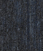 Ковровая плитка DESSO Jeans Original AA27-8902 темно-серого цвета с синими текстурными прожилками.