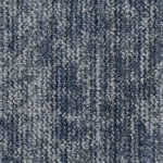 Ковровая плитка Desso Jeans Original AA27 8904 с сине-серым петлевым ворсом. Крупный план текстуры напольного покрытия под деним.