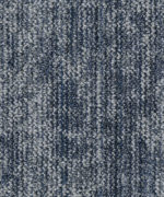 Ковровая плитка Desso Jeans Original AA27 8904 с сине-серым петлевым ворсом. Крупный план текстуры напольного покрытия под деним.