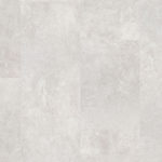 Кварцвинил Quick-Step Ludwig в светло-сером оттенке с современной текстурой под бетон и шлифованный камень.
