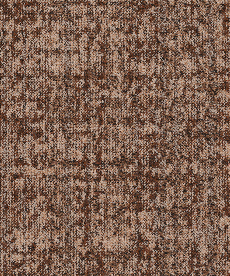 Linon-Un-AD59-4431-1 Ковровая плитка Desso Linon Unity 4431 коричневого цвета с неоднородной текстурой структурированного петлевого ворса крупным планом.
