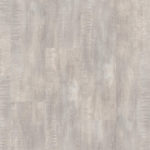 Кварцвинил Quick-Step Mario в элегантном светло-сером оттенке с выразительной фактурой выбеленного дуба, следами распила и тонкими волокнами.