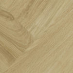 Кварцвинил Tarkett Mini Plank English Oak Classical в медово-бежевом цвете с текстурой дуба в классической укладке елочкой с выраженными волокнами.