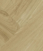 Кварцвинил Tarkett Mini Plank English Oak Classical в медово-бежевом цвете с текстурой дуба в классической укладке елочкой с выраженными волокнами.