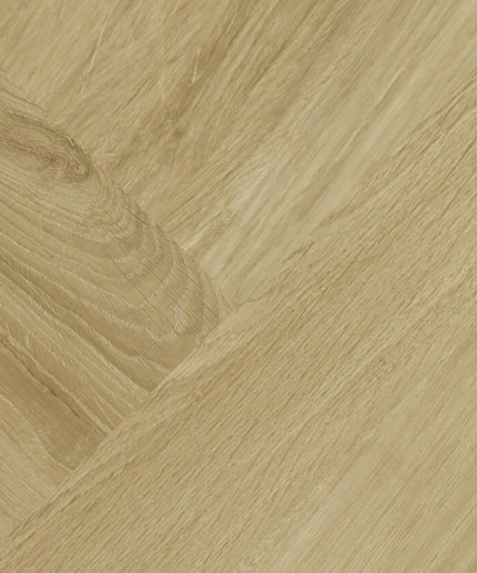 Кварцвинил Tarkett Mini Plank English Oak Classical в медово-бежевом цвете с текстурой дуба в классической укладке елочкой с выраженными волокнами.