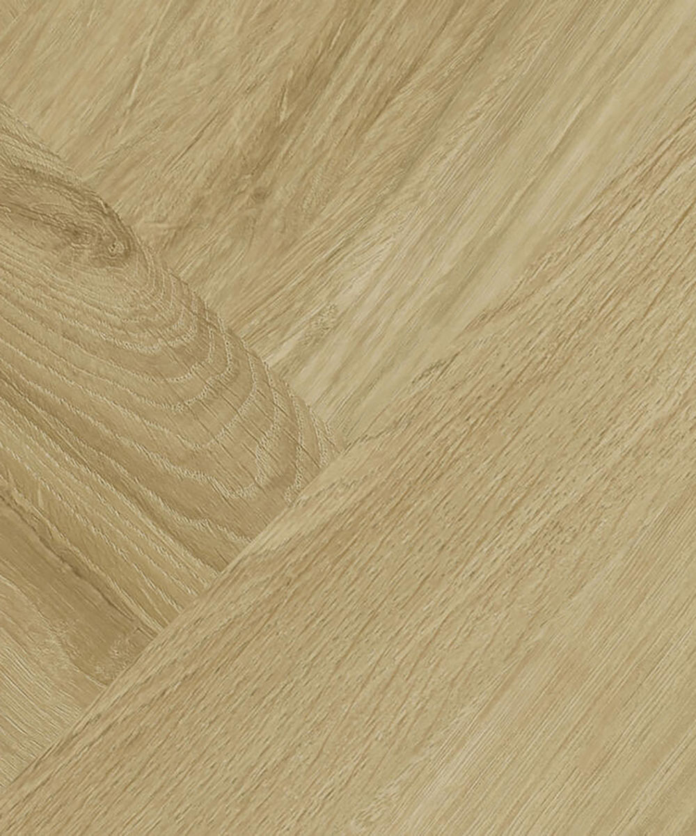 Mini-Plank_English_Oak_Classical-1 Кварцвинил Tarkett Mini Plank English Oak Classical в медово-бежевом цвете с текстурой дуба в классической укладке елочкой с выраженными волокнами.