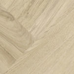 Кварцвинил Tarkett Mini Plank English Oak Light Brown в светло-коричневом цвете с текстурой дуба в укладке елочкой с фактурным древесным узором.