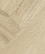 Кварцвинил Tarkett Mini Plank English Oak Light Brown в светло-коричневом цвете с текстурой дуба в укладке елочкой с фактурным древесным узором.