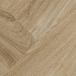 Кварцвинил Tarkett Mini Plank English Oak Warm Gold в теплом золотистом цвете с текстурой дуба в укладке елочкой с выразительным природным рисунком.