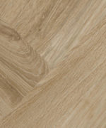 Кварцвинил Tarkett Mini Plank English Oak Warm Gold в теплом золотистом цвете с текстурой дуба в укладке елочкой с выразительным природным рисунком.