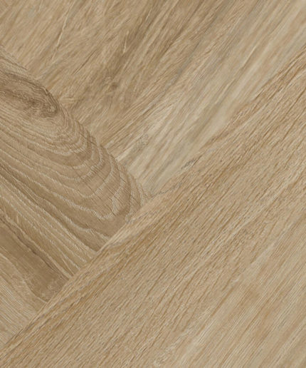 Кварцвинил Tarkett Mini Plank English Oak Warm Gold в теплом золотистом цвете с текстурой дуба в укладке елочкой с выразительным природным рисунком.