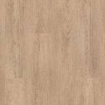 Кварцвинил Quick-Step Moritz в классическом медовом оттенке с реалистичным узором годовых колец, тонкими трещинками и текстурой дуба.