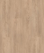 Кварцвинил Quick-Step Moritz в классическом медовом оттенке с реалистичным узором годовых колец, тонкими трещинками и текстурой дуба.
