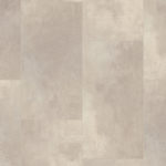 Кварцвинил Quick-Step Nebel в нежном серо-бежевом оттенке с мягкой неоднородной текстурой под натуральный камень и микроцемент.
