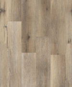 SPC-ламинат Tarkett Prime Click Amber Beige рустикального бежевого оттенка. Текстура напольного покрытия с выразительными сучками дуба крупным планом.