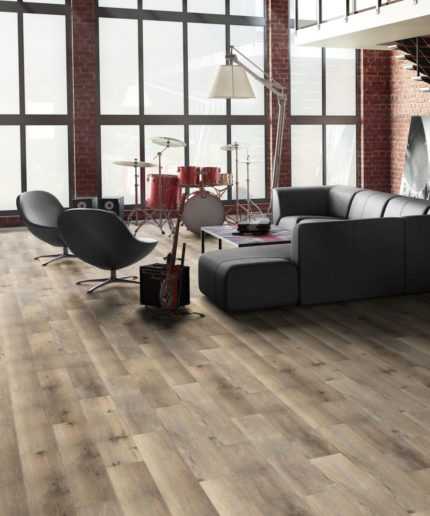 SPC плитка Tarkett Art Vinyl Prime Amber Beige под дерево. Фото влагостойкого кварцвинилового ламината в современном интерьере лофта с барабанами.