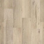 SPC-ламинат Tarkett Prime Click Linen Beige светлого серо-бежевого оттенка. Текстура напольного покрытия с реалистичным рисунком дуба крупным планом.