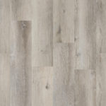 SPC-ламинат Tarkett Prime Click Mountain Grey холодного серого оттенка. Текстура напольного покрытия с мягким рисунком дерева крупным планом.