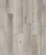SPC-ламинат Tarkett Prime Click Mountain Grey холодного серого оттенка. Текстура напольного покрытия с мягким рисунком дерева крупным планом.