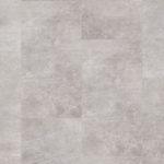 Кварцвинил Quick-Step Senta в светло-сером цвете с выразительной фактурой натурального камня, потертостями и матовым финишем.