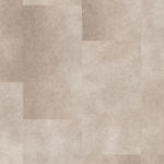 SPC-плитка Tarkett Soul Click Emeli бежево-серого оттенка. Текстура напольного покрытия с реалистичной имитацией камня или бетона крупным планом.