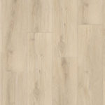 Кварцвинил Quick-Step Tove в светло-бежевом оттенке с мягкой текстурой натурального дуба, изящными древесными волокнами и сучками.
